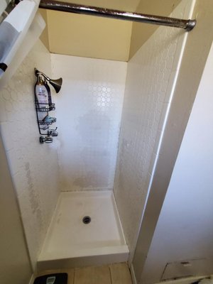 Bath tub reglaze - Old tile and old tub 
After reglaze we can make it brand new 

Comercial services