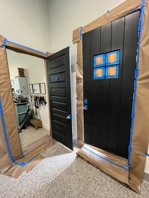 PAINTING RENOVATION DOORS. - This project was done at the request of the client to renew the presentation of his entrance to the house.