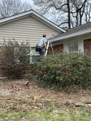 Venus Dr Install - Our installers, David and Eric, worked together to install seamless gutters on a new customer's home. The gutters we're manufactured, cut, and installed on site in one afternoon!