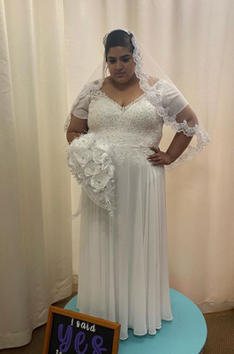 ¡Vestidos de novia hechos a medida! Custom made Bridal Gowns! - This lovely Bride came to Las Bonitas we added a corset and added sleeve. I am loving her veil too.
Linda Novia me encanto como luce y su personalidad también.
Me encanto su velo y como luce. 💜 👰
Gracias Cynthia Felicidades