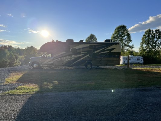 RV - Uncovered Site - 🌄 Uncovered RV Site – Pull-Through with Sunset Views & Full Hookups

Settle in and enjoy the wide-open beauty of Black Bear Plantation. Our uncovered RV site offers a spacious, level gravel pad with easy pull-through access, making setup simple whether you’re staying a night or a while.

This site includes full hookups with 20/30/50 amp electric, water, and sewer, plus free Wi-Fi so you can stay connected while you unwind.

Kick back in the evenings and take in amazing sunset views across the property—and if you’re lucky, you might just be staying near the most recent black bear sighting 🐻

📸 Black Bear Bonus: Snap a photo of the bear during your stay and you’ll earn a free night on us!
Details and guidelines available on our website.

Perfect for travelers looking for a peaceful, no-hassle stay with room to breathe, relax, and enjoy the quiet side of Tennessee.

⭐ Amenities at a Glance
Full hookups: 20/30/50 amp electric, water, sewer
Pull-through access (easy in, easy out)
Large, level gravel pad
Free Wi-Fi
Open space + sunset views
Peaceful, low-traffic setting
Wildlife viewing opportunities 🐻