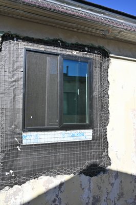 Chandler Park - This was a remodeling project. 
The customer wanted modern solution for his windows and doors. 
We offered vinyl Milgard windows with black paint. This is a solution for those who seeks for best price-quality ratio. 
Henry, the customer, was very pleased with the new look of his house.