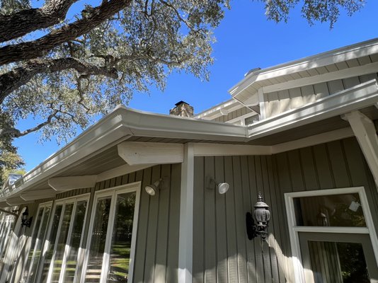 6” K Style with 3x4 Downspout - This project took place Jarrell, Tx. Seamless 6” K Style and 3x4 Downspouts were installed on a metal roof home. A bigger gutter is always recommended for metal roof.