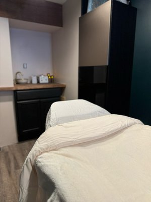 SkinCare 101 - A relaxing lymphatic massage paired with the perfect clean beauty skin care line!