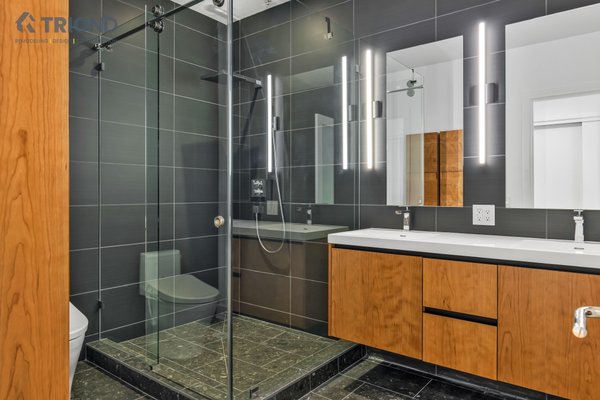Master Bathroom Remodeling. - The bathroom is one of the most important spaces in your home. It’s where you start and end your day, and it should inspire both tranquility and elegance.
In this project, we took a basic space to the next level:
Contemporary tiles: Sleek black lines for a touch of sophistication.
Freestanding tub: The perfect spot to unwind after a long day.
Smart storage: Modern cabinets with practical design.
Strategic lighting: Warm LED lights to create a cozy and inviting ambiance.