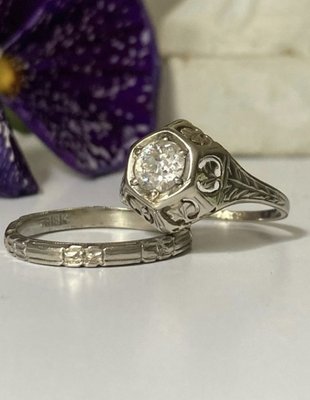 Vintage Bridal - The Gold Hatpin offers the largest selection of vintage and antique engagement rings and wedding bands in the Chicago area. Vintage Bridal - The Gold Hatpin offers the largest selection of vintage and antique engagement rings and wedding bands in the Chicago area.