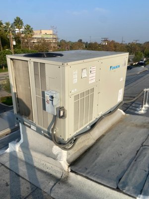 HVAC INTALATION - WE INSTALL HVAC ROOF TOP UNIT AND SPLIT SYSTEM HVAC INTALATION - WE INSTALL HVAC ROOF TOP UNIT AND SPLIT SYSTEM
