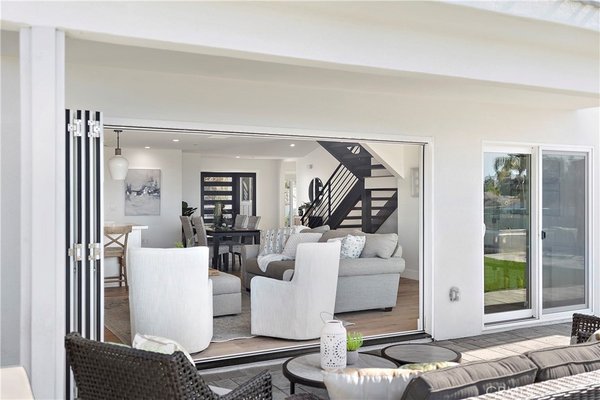 HOM Staging OC - Modern open-plan living in San Clemente - Stunning remodeled open-plan living room in San Clemente, embracing seamless indoor-outdoor living. Experience the perfect blend of style and comfort with HOM Staging OC