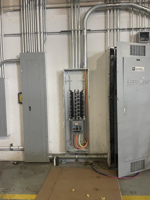 Transformer 75 kva - 400 amp 480 volt panel feeding 75 Kva transformer
In SwiftPod manufacturing facility Transformer 75 kva - 400 amp 480 volt panel feeding 75 Kva transformer
In SwiftPod manufacturing facility