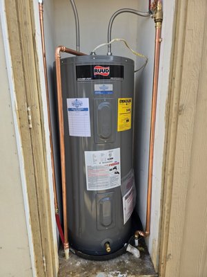 Water Heater Replacement - This water heater replaced a worn out leaking unit with pex supply lines and no way to shut the water off to the system.
We installed a reliable Ruud water heater with a 6 year warranty, replaced the exposed pex water lines with copper for durability and quality, installed a new dedicated water heater shutoff valve for emergencies Water Heater Replacement - This water heater replaced a worn out leaking unit with pex supply lines and no way to shut the water off to the system.
We installed a reliable Ruud water heater with a 6 year warranty, replaced the exposed pex water lines with copper for durability and quality, installed a new dedicated water heater shutoff valve for emergencies