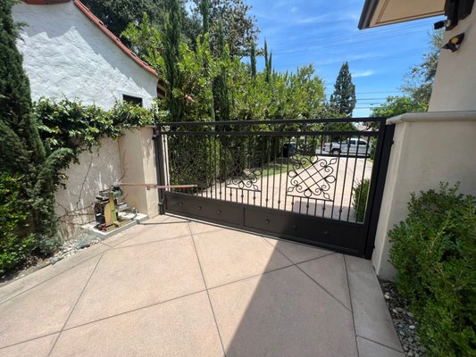 Automatic SWING opener - Our latest installation: New automatic swing opener provided and perfectly installed by our team!
