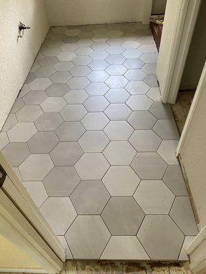 Hexagon Tile Bathroom Flooring - Piso hexagonal en un baño