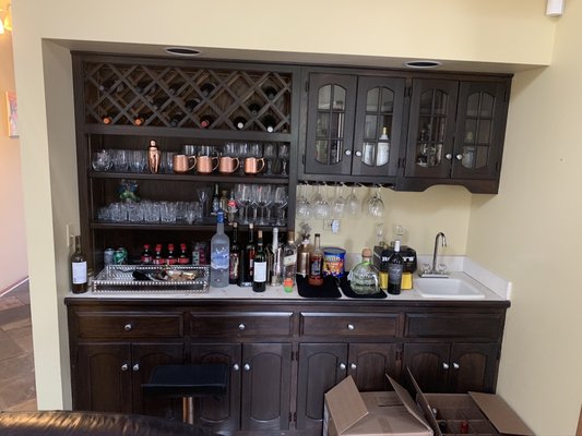 Amazing Transformation (Before & After) kitchen Cabinets Painting - Get a quick look to this amazing kitchen Cabinet transformation.
Check the before and after photos and the quality finish the new fresh paint gave to this project