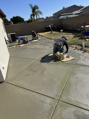 Fontana patio - This was a project where the home owner just wanted a simple patio.  We decided to dress it up for them with som nice 45 degree joints and 12 in band around it.  We strive you put a smile on all our customers face.