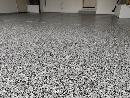 Custom flooring - BEFORE ➡️ AFTER ✨
A complete transformation from ordinary concrete to a premium, high-end epoxy finish.
Clean. Seamless. Sophisticated.
Built to perform. Designed to impress.