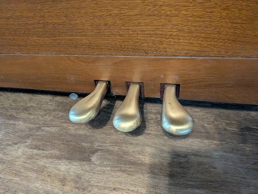Shine up pedals! - These old pedals were rusty. They looked awful and hurt the pianos ashthetic.