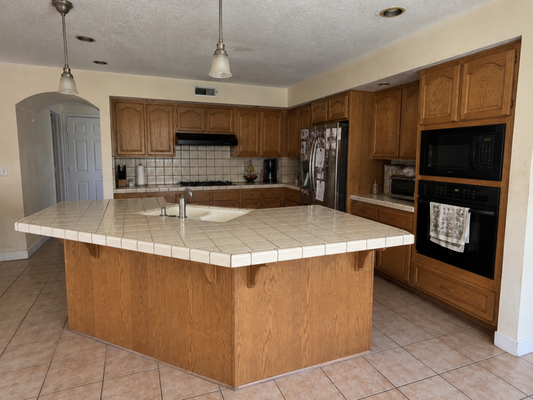 Full Kitchen Remodel - This kitchen was completely remodeled to create a brighter, more modern and functional space. The project included new cabinetry, countertops, flooring, lighting, fixtures, and a redesigned island with additional seating and workspace.

Pacific Builds Construction handled the renovation from demolition through the finishing details, giving the homeowner a clean, updated kitchen built for everyday use.
