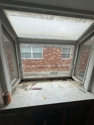 New glass on a kitchen window - We change old Glass from a unique window. The old Glass was cracked and foggy.
