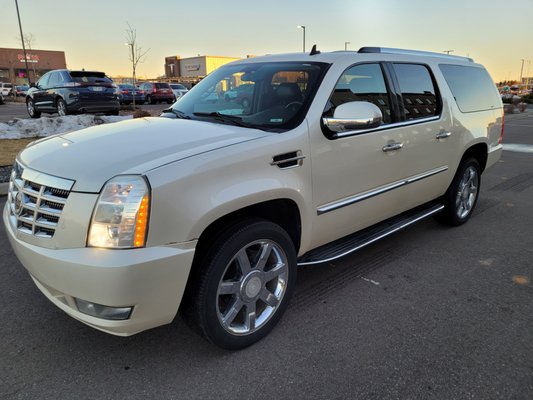 Carri - Carri is a 2010 Cadillac Escalade ESV with seating for up to seven passengers, plus luggage, and ski or snowboard equipment. Request a quote today and one of our specialists will get you set up in the SUV best suited for your trip to Colorado.