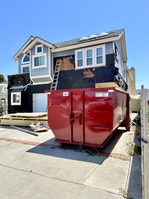 Siding Replacement - Out with the old, in with the new! 🔄🏢 Our trusty dumpster is on a mission, helping to give this apartment complex a much-needed makeover. Perfectly sized for any project, our dumpster makes removing old siding a walk in the park. 🚛👷

Got a big renovation project in your future? Give us a shout and let's get to work! 📲💪 #SidingUpgrade