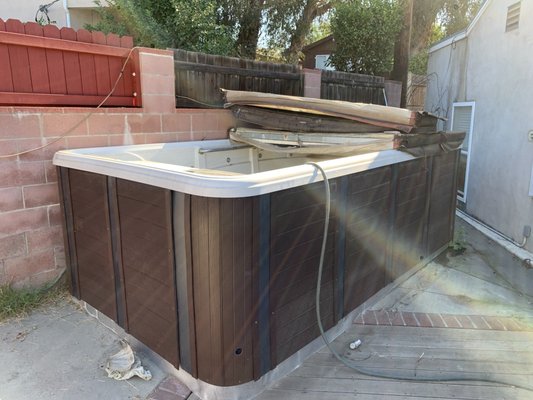 Removal of a 14 foot swim spa jacuzzi - Was called to remove an old jacuzzi that stopped working years ago and was taking up space Removal of a 14 foot swim spa jacuzzi - Was called to remove an old jacuzzi that stopped working years ago and was taking up space