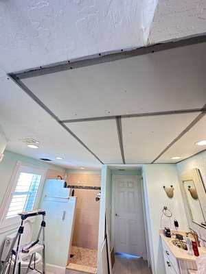 Ceiling repair and match  texture and color - My clients called me to fix this big hole in the ceiling due to the A/C was leaking 
They repair the A/C then they called me to get this done and we all loved the results