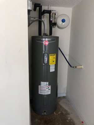 Water Heater Installation - Fast & Local Water Heater Experts
Looking for a local water heater service you can rely on? Whether it’s an old system, a leak, or a full breakdown, our team is close by and set to assist.

We cover:
Residential and commercial hot water heater repair service.
Preventive upkeep and system draining.
Emergency replacements and eco-friendly upgrades.
With our same-day availability, there’s no need to wait, get the expert help you need when you need it.
