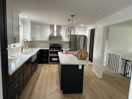 Luxury Kitchen Remodel in Lakewood, WA - ✨ Kitchen Transformation in Lakewood! ✨

A stunning kitchen renovation in Lakewood! 🚀🔥
✔️ New sleek countertops with a modern finish
✔️ Upgraded cabinetry for a fresh, stylish look
✔️ Enhanced lighting & fixtures for a warm ambiance
✔️ Flawless flooring & backsplash to tie it all together
A perfect blend of functionality and design! 💯👌
Thinking about upgrading your kitchen? Let’s make it happen!

📩 Contact us today!
Project Year: 2023
Country: United States
Zip Code: 98498