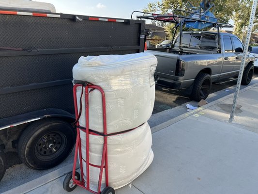 Early morning mattress removal - Reach out to us today need that old couch/mattress/table or appliances hauled away schedule a pick up Early morning mattress removal - Reach out to us today need that old couch/mattress/table or appliances hauled away schedule a pick up