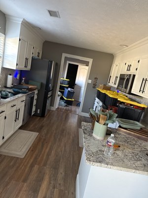 Kitchen unpacking and organizing - This was a 4 bed 2 bath house that needed moving. The kitchen was the biggest task! Beautiful before and after of the kitchen. Kitchen unpacking and organizing - This was a 4 bed 2 bath house that needed moving. The kitchen was the biggest task! Beautiful before and after of the kitchen.