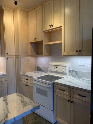 Custom Built Maple Kitchen, Chatsworth, CA - Custom built maple kitchen. Door style Shaker. Chatsworth, CA