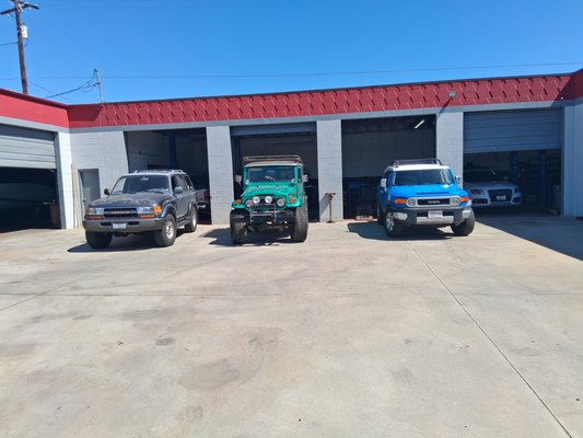 It was a Toyota landCruiser day. - This was a fun day. From a 1972 to a 2009. A 37 year span and all are still going strong