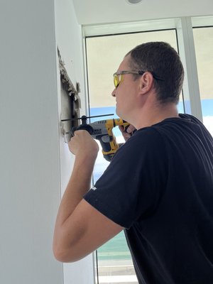 Mounting a TV to a concrete wall - A client contacted me because after the previous installation the mounts fell off and the TV was broken. I came and did everything professionally, quickly and reliably. Mounting a TV to a concrete wall - A client contacted me because after the previous installation the mounts fell off and the TV was broken. I came and did everything professionally, quickly and reliably.