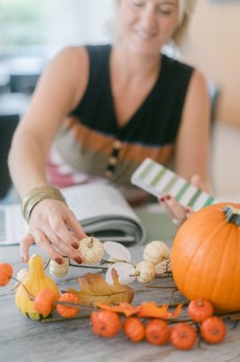 Home & Decor - Fall & Thanksgiving - Here are some Fall and Decor ideas of how we can bring the best of the season to your home with our seasonal decorating services.  We plan on mesmerizing your guests in your front door, entryway, stairway, fireplace and key focal points.