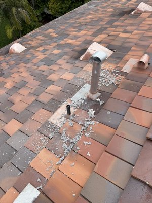 ROOF DRYER VENT CLEANING - I was called by a client who complained that their dryer wasn’t drying clothes properly. When I arrived, I found that the dryer vent was heavily clogged. I had to climb onto the roof of a two-story building and clean the vent from the exterior.
After the cleaning, the entire line was 100% clear. I also installed a new flexible pipe between the dryer and the wall, and used heat-resistant tape to seal all connection points.
Now the dryer works much more efficiently, there is no fire hazard, and the customer is spending less on electricity bills. Everyone is happy and satisfied.