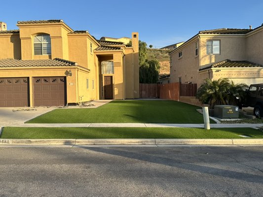 Artificial Grass Turf Intallation Front yard with eco 72 silver at Corona City’ - This project was complete on February 2023 to help to move new person to rental this property 
Looks amazing !