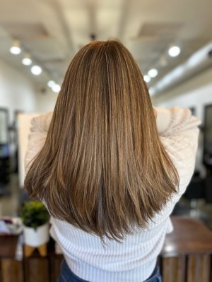 Shelby ✂️ Natural and Bright Brunette - This client came on a Friday in September and was looking to just refresh her luck while keeping her hair natural and so she would not have harsh lines when her hair grew out. The appointment was set up for a balayage of $430 and haircut of $130
Shelby was able to take her natural hair into consideration and also how warm her ends were. She used lighter to be able to eat through all the brassy orange tones. Then toned, the Client back down with a neutral color to help this look long lasting.
Client then saw Dani for her haircut. Dani gave her a nice smooth blowout with layers towards the bottom to help to bring volume back to her hair. Shelby ✂️ Natural and Bright Brunette - This client came on a Friday in September and was looking to just refresh her luck while keeping her hair natural and so she would not have harsh lines when her hair grew out. The appointment was set up for a balayage of $430 and haircut of $130
Shelby was able to take her natural hair into consideration and also how warm her ends were. She used lighter to be able to eat through all the brassy orange tones. Then toned, the Client back down with a neutral color to help this look long lasting.
Client then saw Dani for her haircut. Dani gave her a nice smooth blowout with layers towards the bottom to help to bring volume back to her hair.