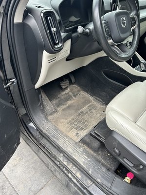 Nettoyage intérieur complet - Plastiques ravivés, poussières éliminées, produits haut de gamme Koch Chemie.