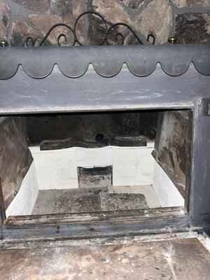 wood stove-heat reflector bricks replacement. - removed all broken bricks.
and instead new heat reflector bricks.