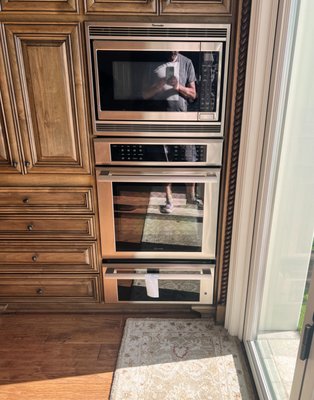 Double oven repair - The bottom oven was not working, but the top was. We carefully removed the ovens from the wall with a dolly. After the thermostat removing it works fine.