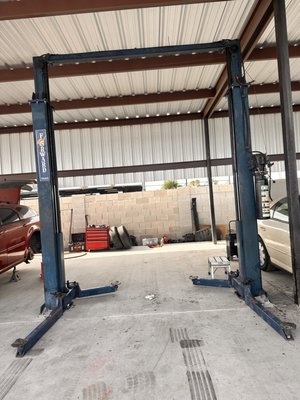Used Lifts - Here at Synergy Equipment we strive to have stock for any price point. There for we buy used lifts from customers who no longer need it or would like to purchase new lifts. Before we buy used lifts we throughly inspect them and make sure they all working perfectly. Used Lifts - Here at Synergy Equipment we strive to have stock for any price point. There for we buy used lifts from customers who no longer need it or would like to purchase new lifts. Before we buy used lifts we throughly inspect them and make sure they all working perfectly.