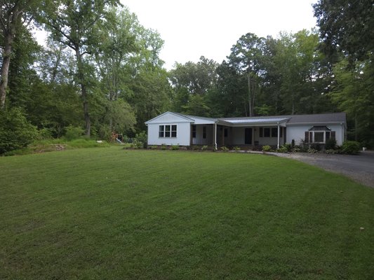 Large yard mowing, trim, and edging. Garden bed clean up - This property is located in the Blackwater area of Virginia Beach. We loved the peace the country offered us while we tended the garden beds. Large yard mowing, trim, and edging. Garden bed clean up - This property is located in the Blackwater area of Virginia Beach. We loved the peace the country offered us while we tended the garden beds.