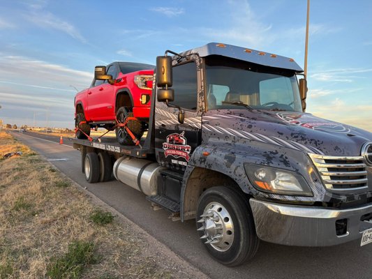 Request A Towing Now - Were there when you need it the most.
Emergency Towing Service available 24/7, 365 days a year.
Fast, reliable, and bilingual.