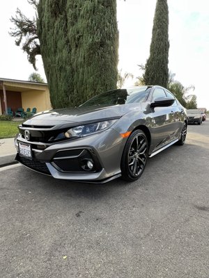 Onyx's Detailer - On this Honda Hatchback, I gave it a super detail, inside and outside. Took me roughly about almost 3 hours or so. It’s not called a detail for any reason you know. I got really detailed up in there. The Transformations are always my favorite.