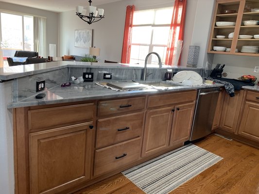 Cabinet Paint, Drywall Repair, Re-Paint - The homeowner had new countertops installed. I had to patch, texture and re-paint areas behind the old backsplash. The white cabinets modernized and freshened up the kitchen. Another satisfied customer!