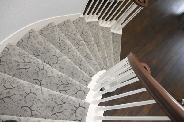 Arbor Carpeted Staircase & Prefinished Engineered Floors in San Jose - This 2-part project in San Jose was no problem for our team! 👷👷‍♂️👷‍♀️

We installed arbor carpeting up to the end cap of the staircase. And at the bottom of the stairs, you'll see our beautiful prefinished engineered floor with 8" wide, wire-brushed oak boards. Our team put the floor in using a glue-down installation process on top of concrete. 

This beautiful cosmopolitan carpeting makes the vibrant white of the balusters really pop, don't you think? 🤩