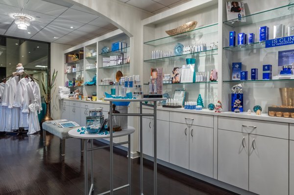 Get to know us here at Serente! - Here are a few photos that let you see more into our beautiful spa where you can have peace of mind, relax and escape on our table. Our estheticians have 30+ years of experience, they have seen it all and are true masters of their craft.