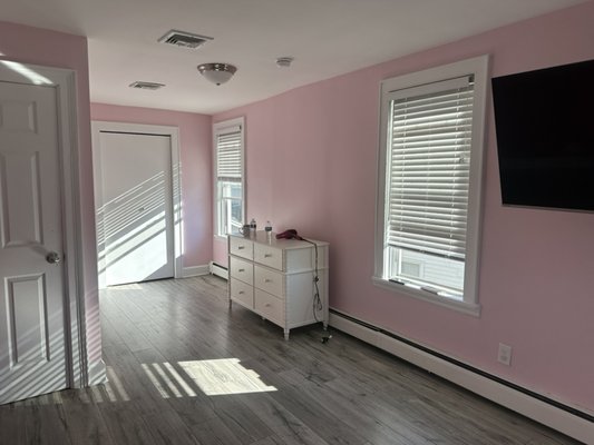 Little Girls Bedroom - Excellent combination Satin Pink and High Gloss White