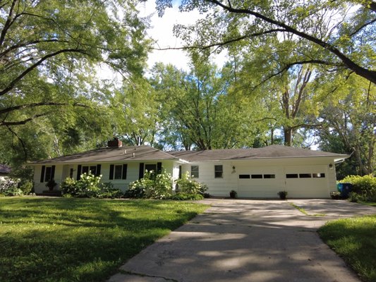 Minnetonka 8-22 - all one color. trim was black on shutters. Minnetonka 8-22 - all one color. trim was black on shutters.