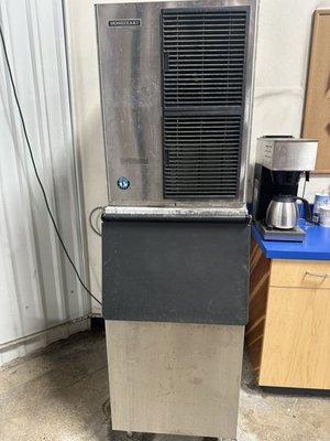Comerical Icemaker repair - Replaced faulty circulation pump on commercial ice maker to restore proper water flow over the evaporator plate. Ensured secure connections and verified ice production after installation.